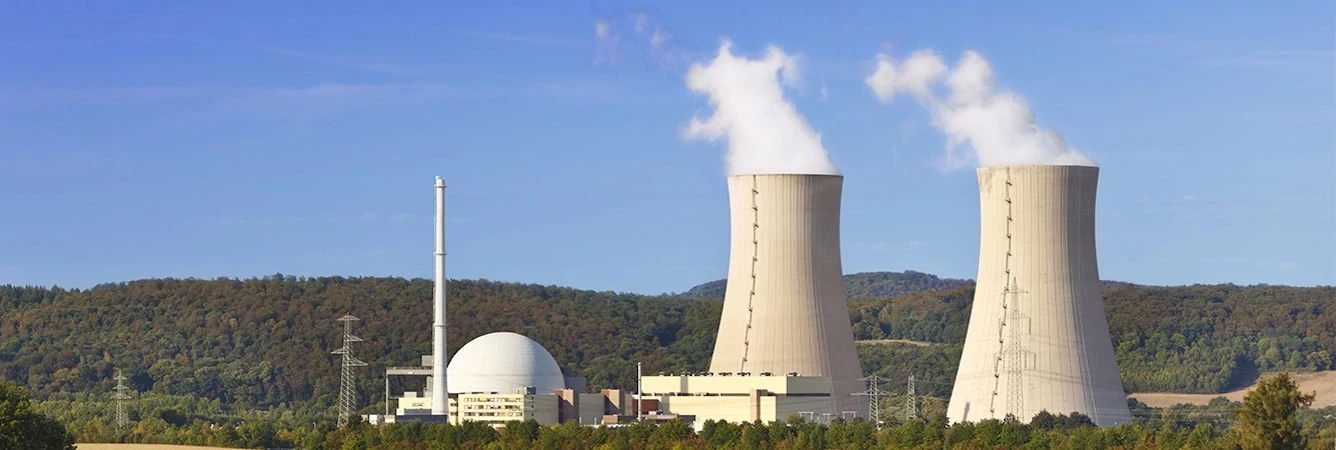 日落时分,湖畔的核电厂